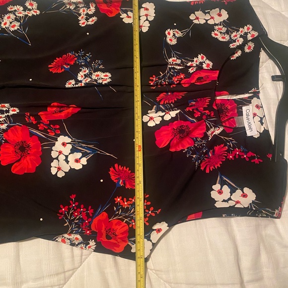 Calvin Klein - Sleeveless pleat neck cami - L

Bundle any 2 tops for $10 - Picture 2 of 3